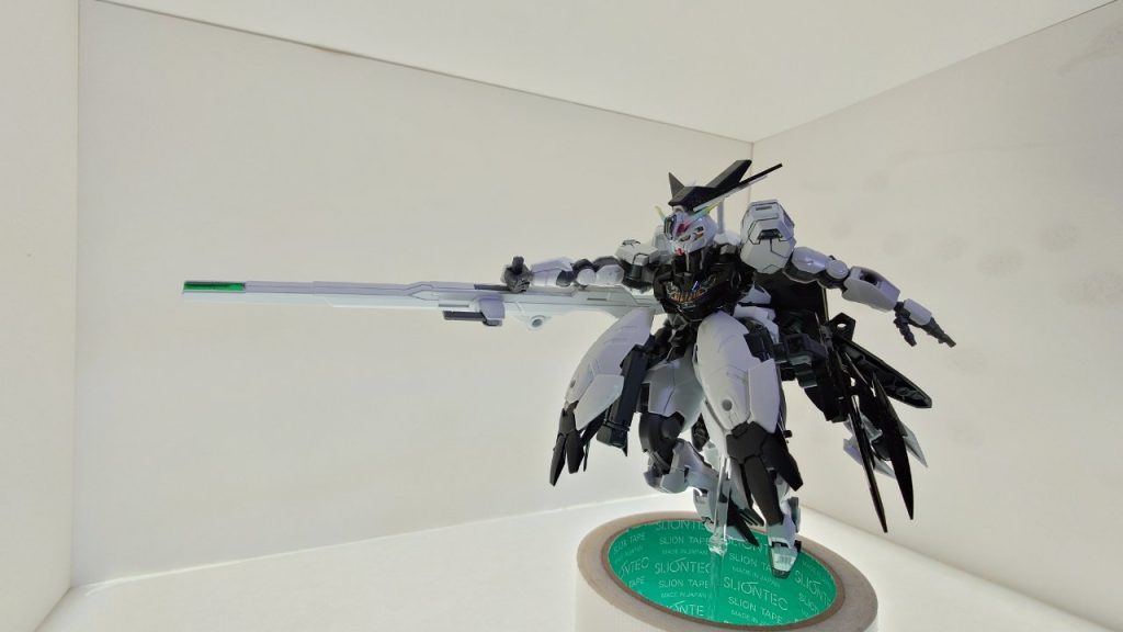 〔設定〕モデルになった魔理沙と(二次創作を含めて)似たような性格を持った機械生命体であり、魔法を使うことができます。〔きっかけ〕東方Projectの漫画や二次創作にはまってたこともあり、水星の魔女のキャリバーンがバリアブルロッドライフルからビームを放つシーンを見て、箒に乗ってビームを放つ霧雨魔理沙を想起当時、漫画アプリに掲載されていた東方Projectの漫画で魔理沙の出番が多かったからか、何をトチ狂ったのか、キャリバーンをベースに魔理沙風ガンプラを作りたい!と思うようになりました以下オリジナル装備紹介