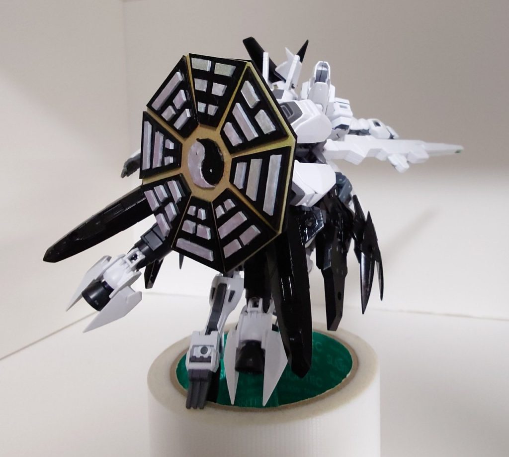 八卦炉シールド当機の主武装です 対極図部以外にもホロシルバー、ホロイエロー部もビーム発射口となっていています  基本はホロシルバー部分から弾幕を張り、一掃したいときなどにラッパ状の光線(マスタースパーク)を放出しますライフルのブースター部に取り付けることも可能です(保持力は強くないけど)