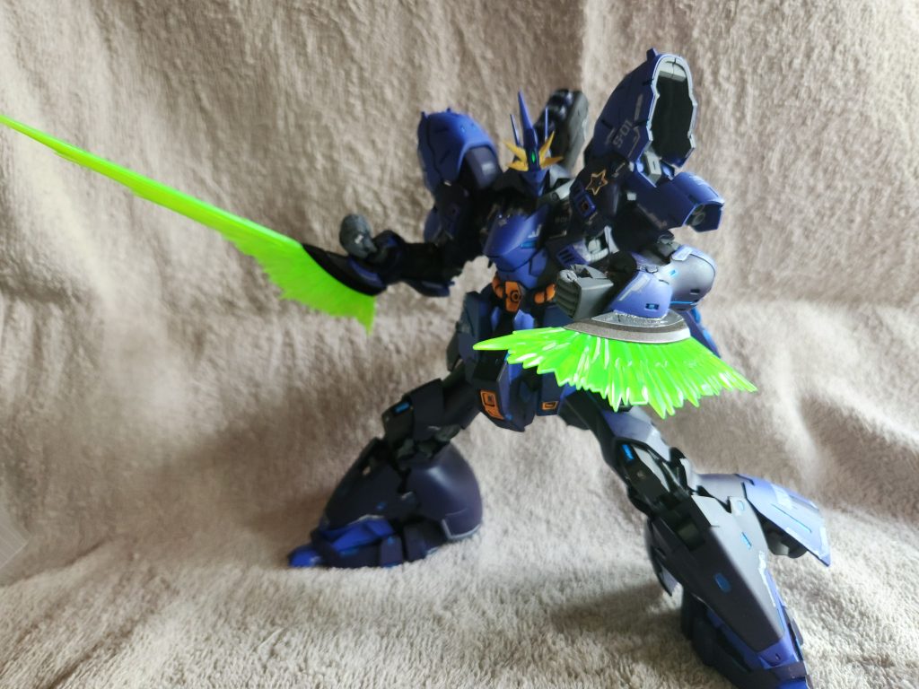 近接武装　ビームアックスサザビーのビームアックスを両腕に装備させました