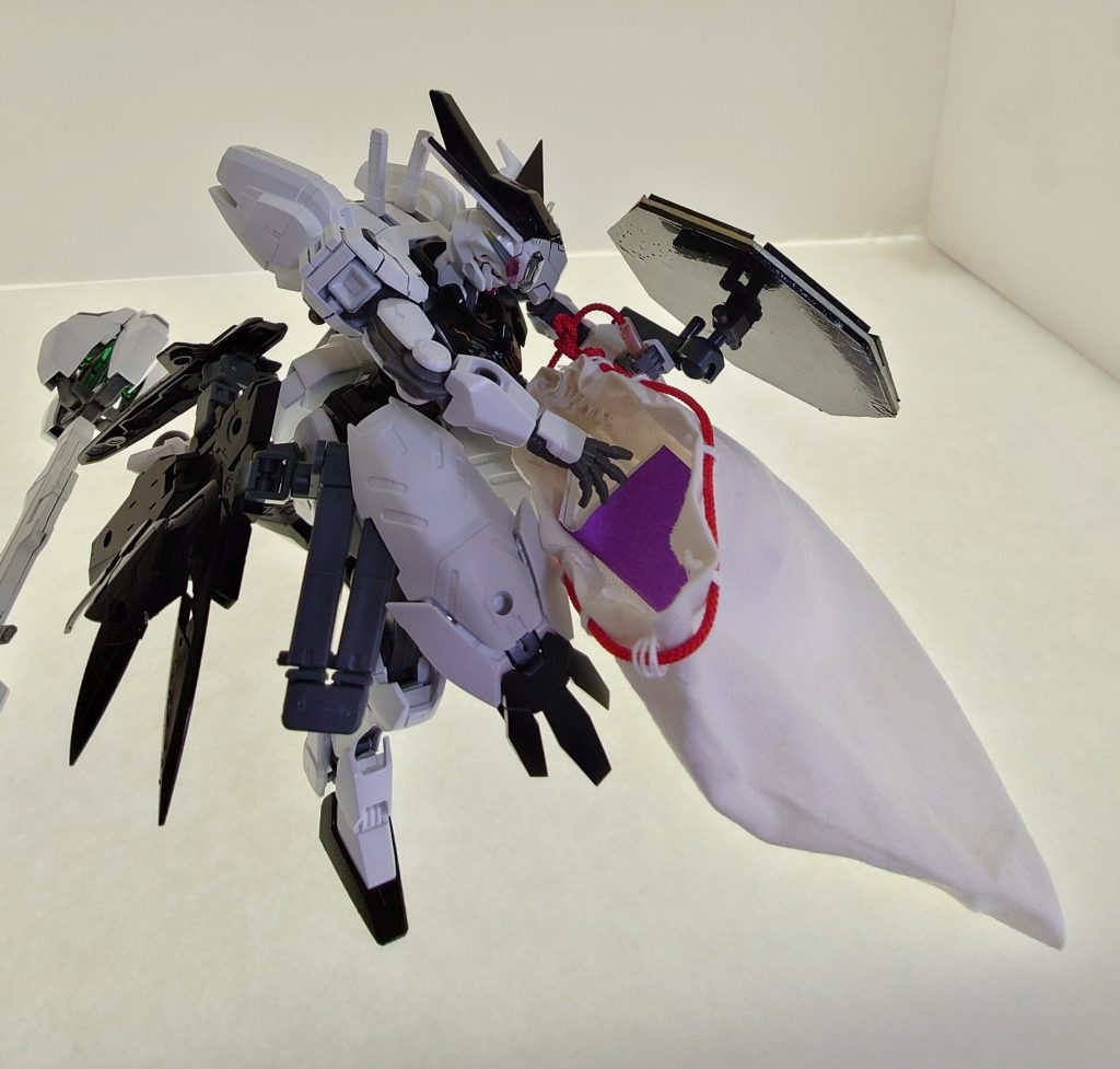 くすねた物を、袋の中に入れたり……