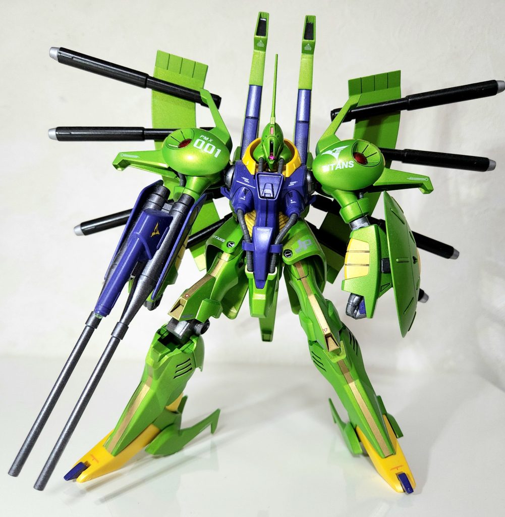 頭頂高 21.6m、全高 27.4mなのでHGとしては大型のキットですね。