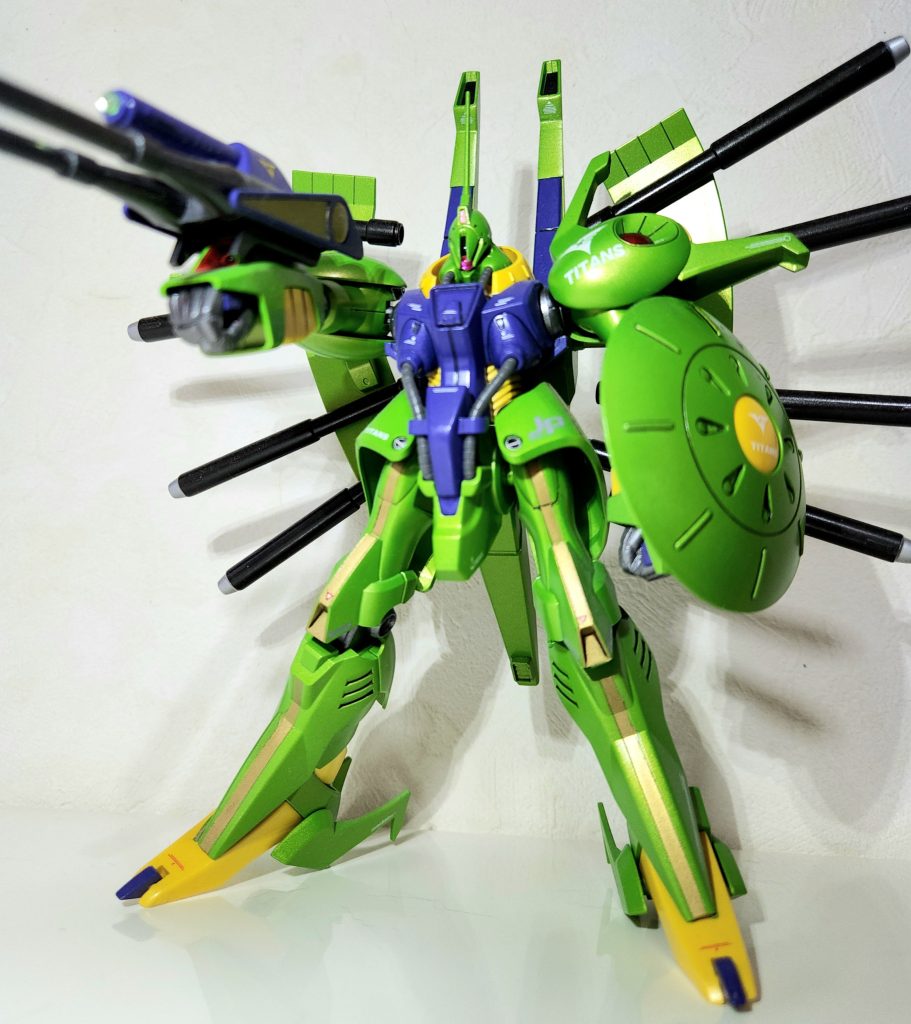 煽りで。足のラインはシールなのでゴールドで塗装してます。