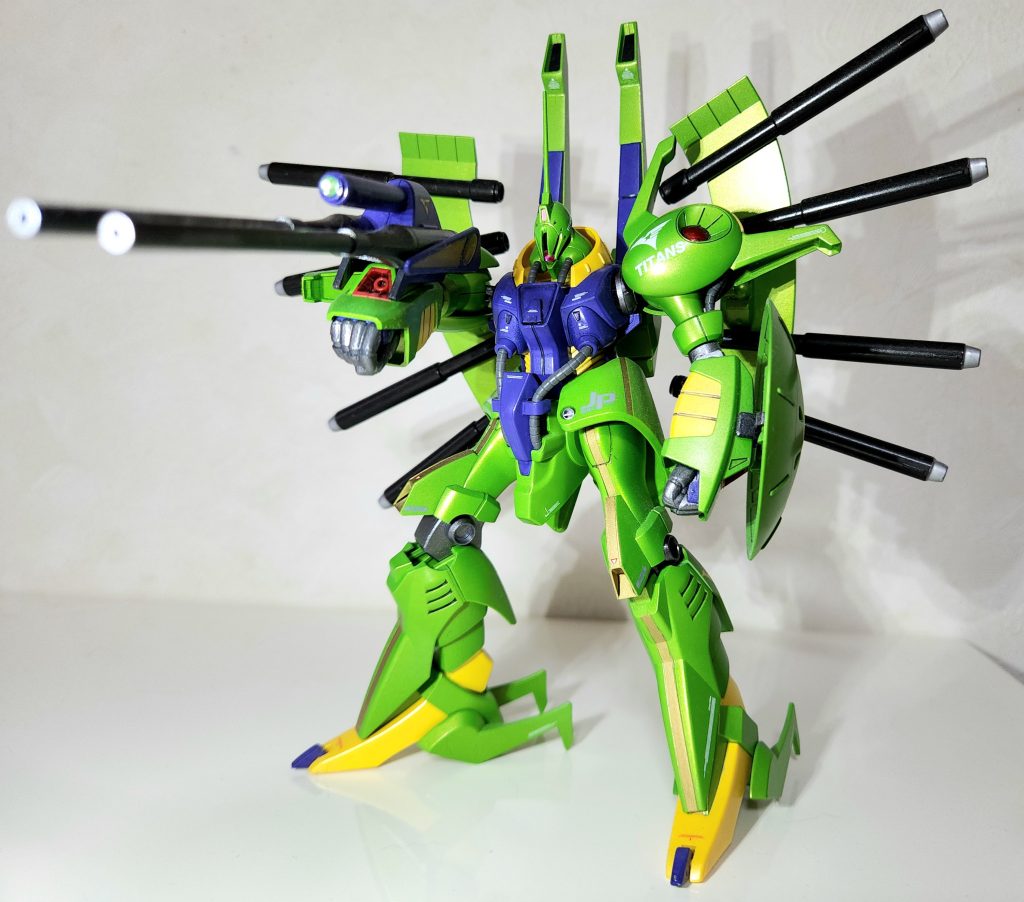 独特の形でカッコ良いMSでしてが、登場が終盤でパイロットかレコアさんだったためか、劇中ではあまり活躍しなかったですね。