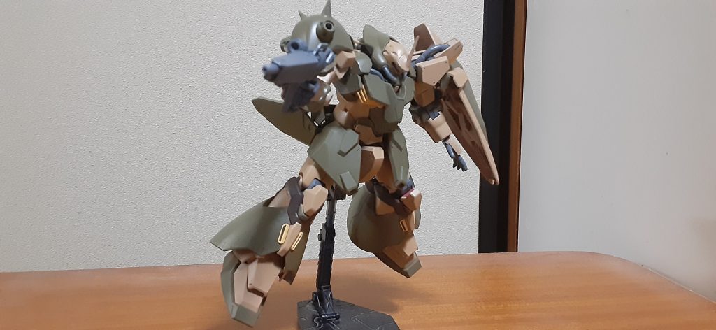 シベット「我がギャルセゾンの前に障害物無し」                       ガウマン「キンバレーの馬鹿共のことだ、出てくるのに15分はかかるんじゃないの?w」濃い茶色?の部分はMrカラーのダークグリーン、ベージュカラーの部分はMrカラーのサンディブラウンです。HGUCですがかなりデカイのでHGサイズ用のスタンドが軋んでますwww