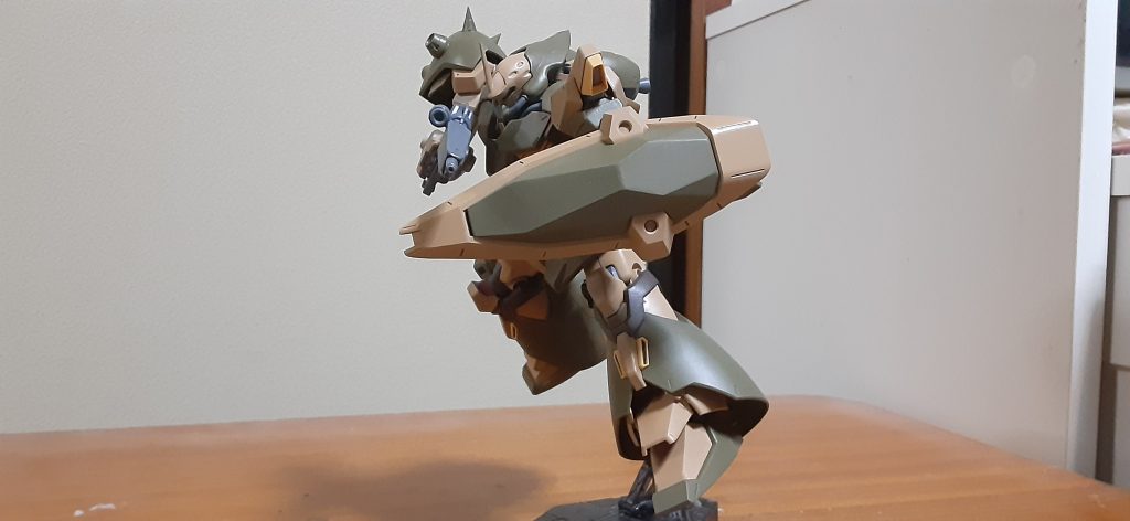 ガウマン「ダバオに7人の閣僚がおネンネしてるってのがアホなんだよ」           シベット「いいか、最長10分で離脱だ」     ガウマン「へーへー、シベットさんよ」胸部だけですがプラ板で少しディテール入れました、あまりにノッペリだったので。アンテナも付属してたのは細かったのでギラ・ドーガのが太かったので流用です。