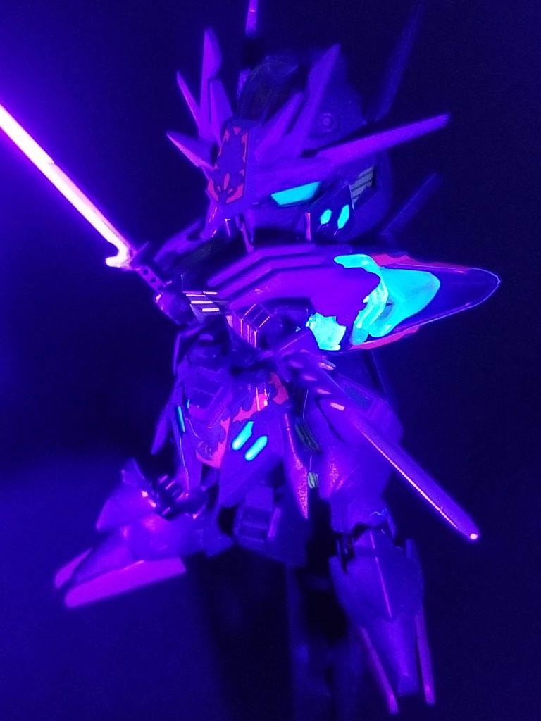 クリアーパーツは例によって蛍光クリアを吹いてるのでブラックライトで光り仕様に。偶然刀も光った状態になり、なかなか妖艶な雰囲気になり隠密行動の忍者っぽくありません？(自己満もいぃとこ🤣)