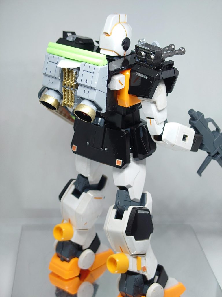 背部には大型ブースター、脚部や腰部背面には姿勢制御スラスターを追加。