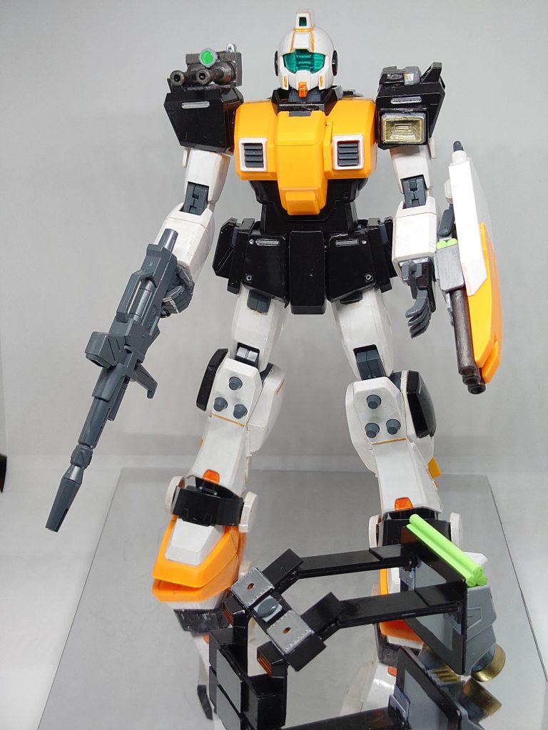 プラモ狂四郎を参考に、セミアーマードガンダムを模して追加装甲は着脱可能としてみました。