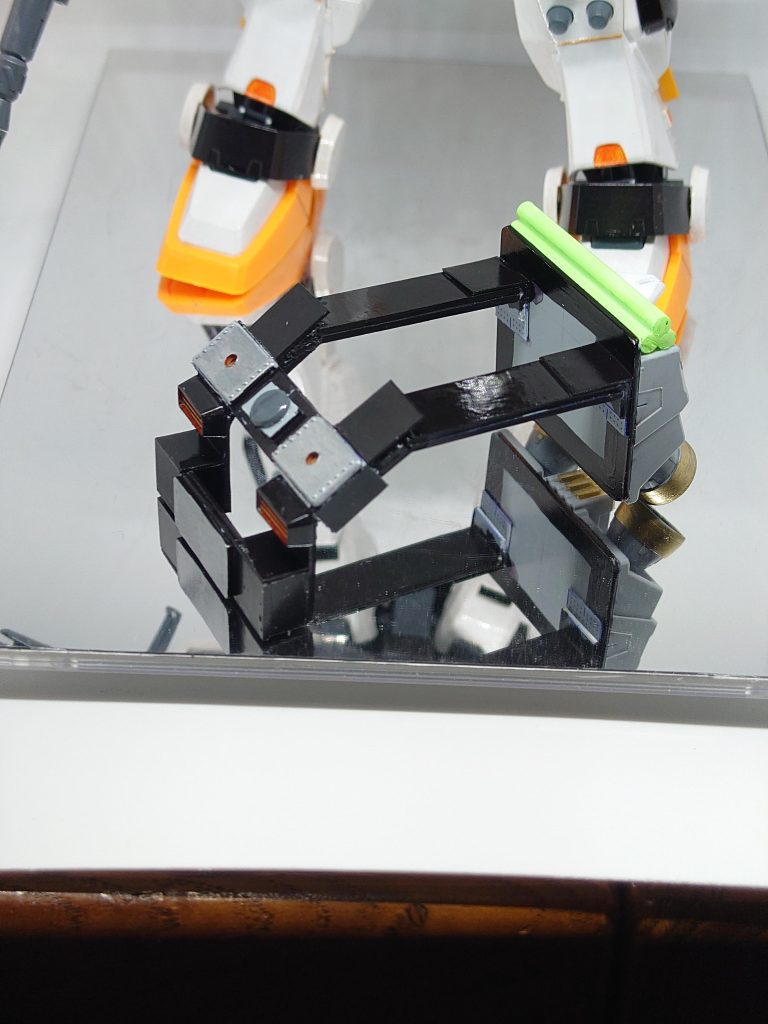 胸部のオレンジ部はスラスター、背部の蛍光グリーンパーツは増槽扱いで作ってみました。プラ棒3本をまとめて蛍光グリーンに塗ると、サイバー感が出ますね。