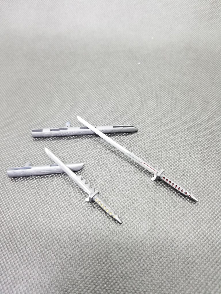 佐助武器の長剣『稲荷(いなり)』と才蔵武器の短剣『飯綱(いづな)』。刃の部分はガンマカのEXメッキで塗装してます。こいつのマスキングが一番手間掛かりました(笑)