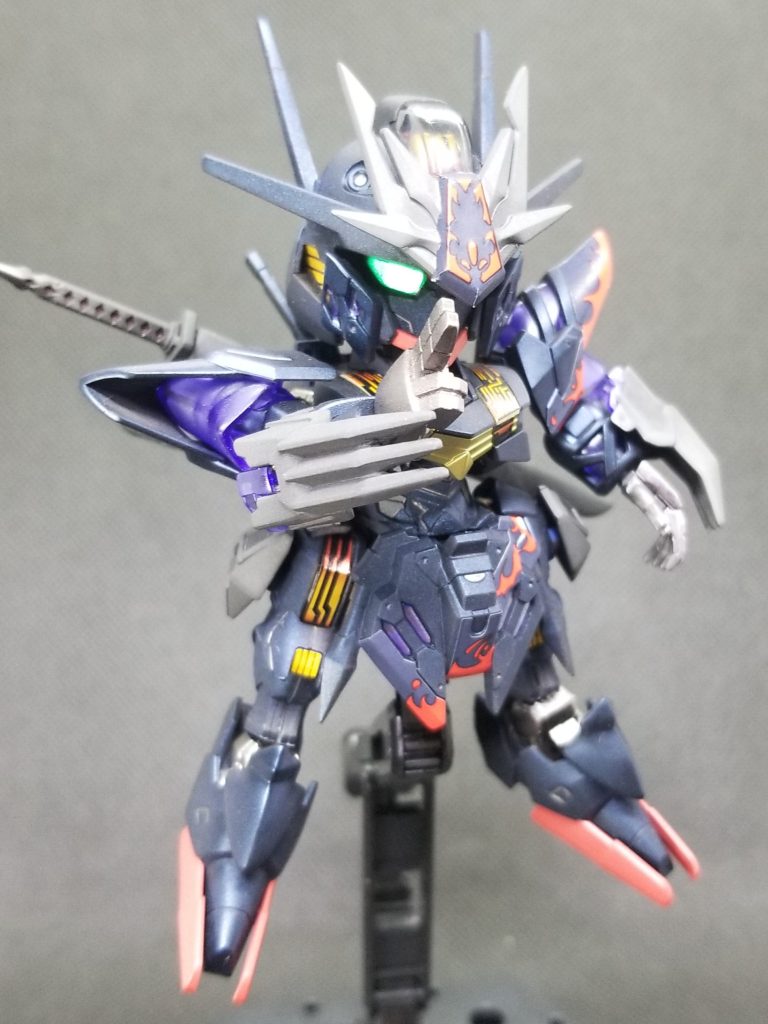 忍者ポーズができる手首パーツも付いててなかなかなリアリティーが楽しめますね。難点は塗り分けが多いとこですかね😅まぁ今回は色変えしてるんで殆どマスキングはしなかったのでそんなに手間は掛かりませんでした👍