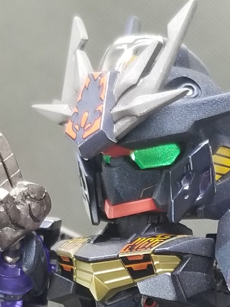 右手首は手裏剣を持たす為の穴があったのでパテで埋めて握り状態をらしく成形しました。ちょっと雑な作りですが…😅