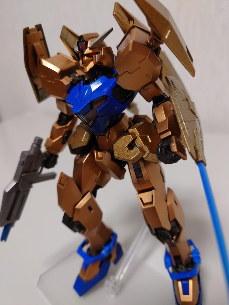 金色は二種類、青色が明るすぎた感じでした。足はガッシリさせたかったのでナラティブから。