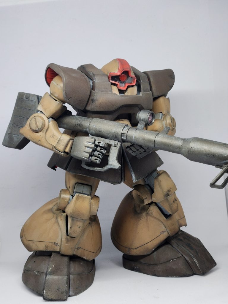 ポーズ２。ジャイアントバズを肩掛けようとも思いましたが、指まで動いて面倒だったので、抱え込み式でイッちゃいました🥶今回、珍しく背面撮り忘れでした🥶これで甥っ子が喜んで貰えるか楽しみな作品＆に良い経験になりました🥶何が言いたいかって言うとMGのドムもデカイ良機体だったってこと‼️