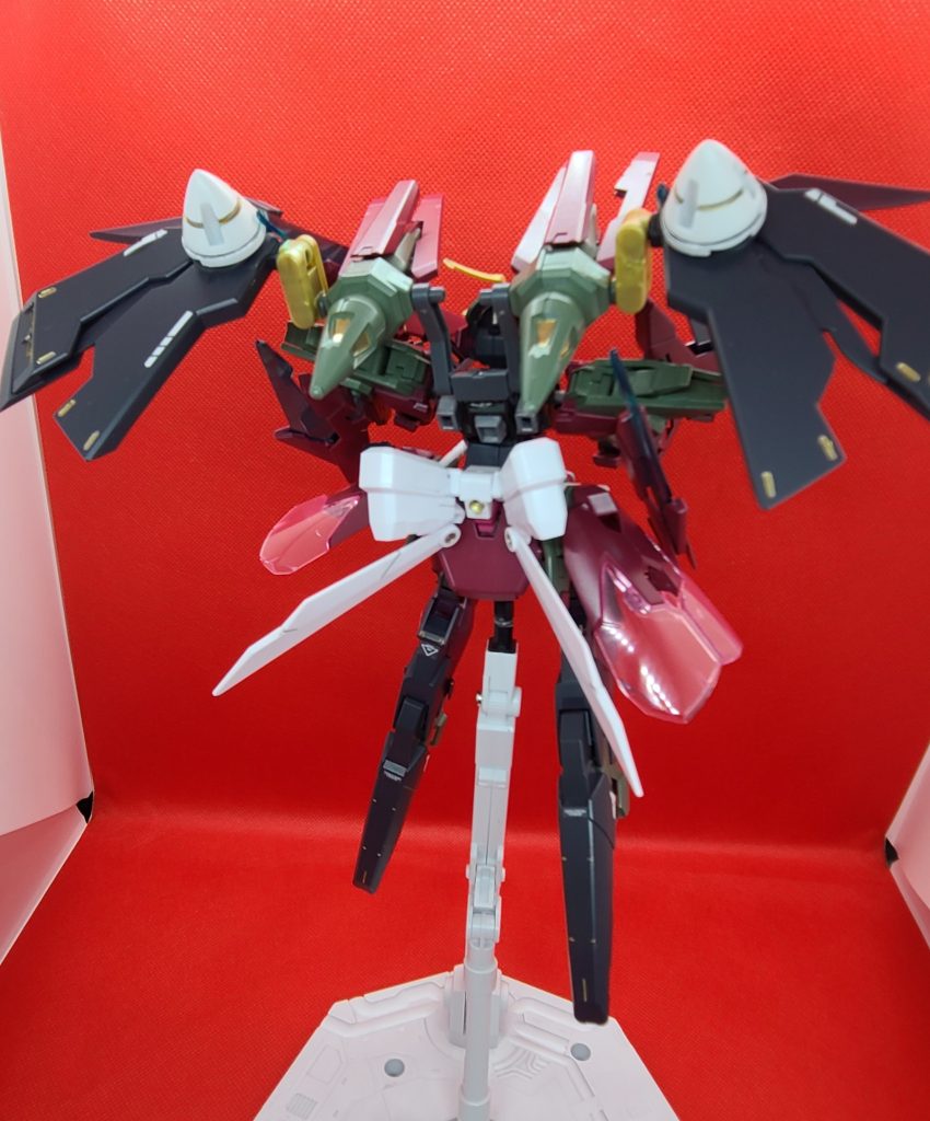 後ろは追加塗装くらいであまり変化はないですねバックパックにはベキルベウからパーツを貰ってGNドライブを付けました。←ぶっちゃけ適当に付けたけど羽っぽいのあった方がカッコいいかなって(笑)