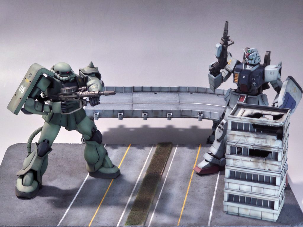 陸戦型ガンダムと並べる。ベースはコルクボードを適当に塗った物です。