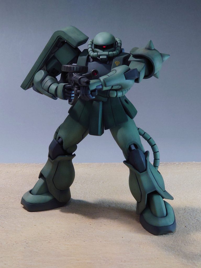 地上で運用されてるザク…というイメージで汚し塗装を施してます。