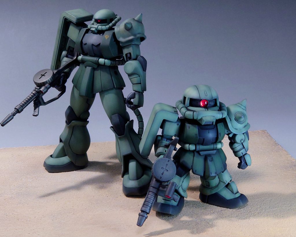 SDザクと並べる。だいたい同じ色で塗装してたりします。