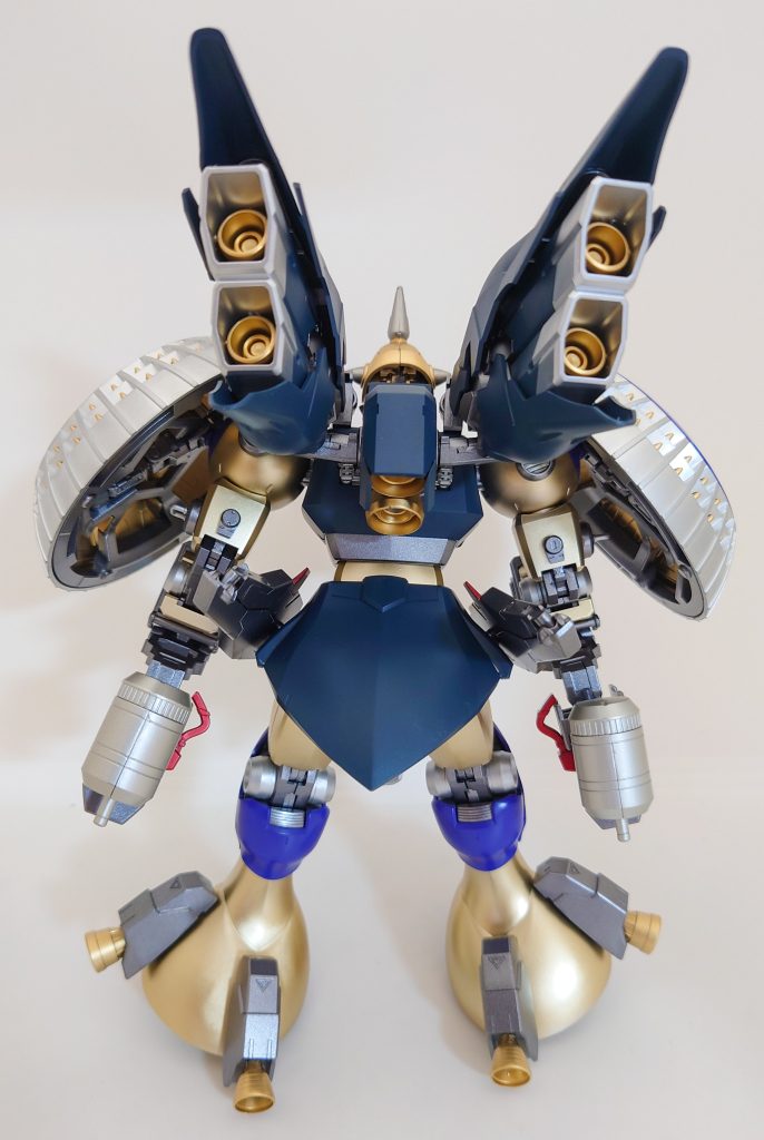 背面。射撃重視で火力を上げるために、機体重量が重くなったため大型のバックパックを装備させてみました。ちなみに、このバックパックにはシナンジュのものを取り付けてみました。