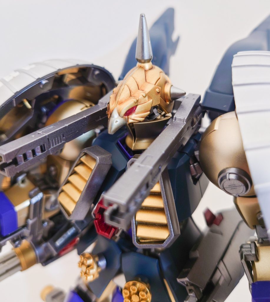 頭部の飾りがお気に入りです。一応、ちょうどギャンの頭部の飾りと似ているのも採用ポイントです。