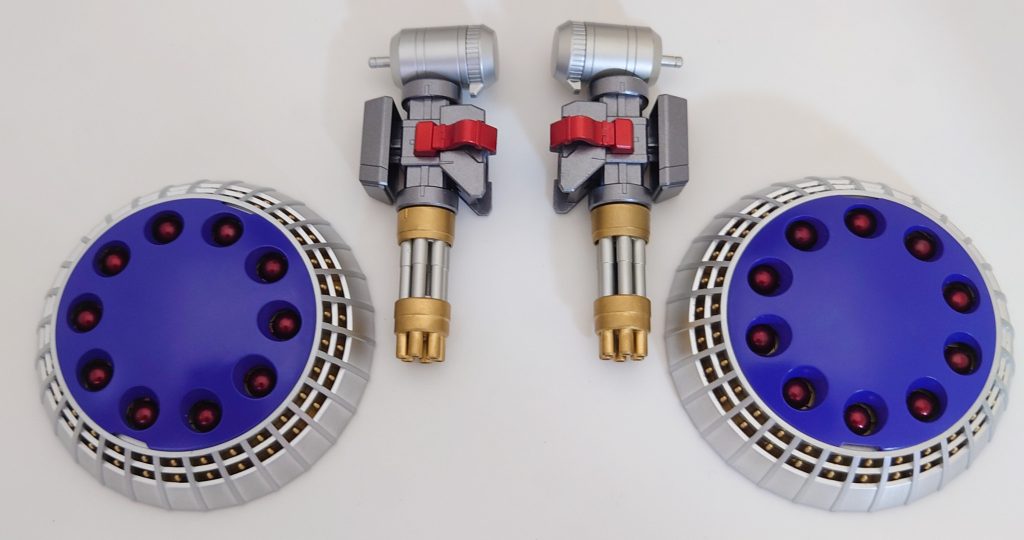 シールドとガトリング。シールドのカラーリングは、ギャンギャギャンのシールドと同じにしてあります。ちなみにこのカラーリングはマ・クベが「機動戦士ガンダム」の作中で搭乗したモビルアーマー「アッザム」をイメージしているという設定らしいです。