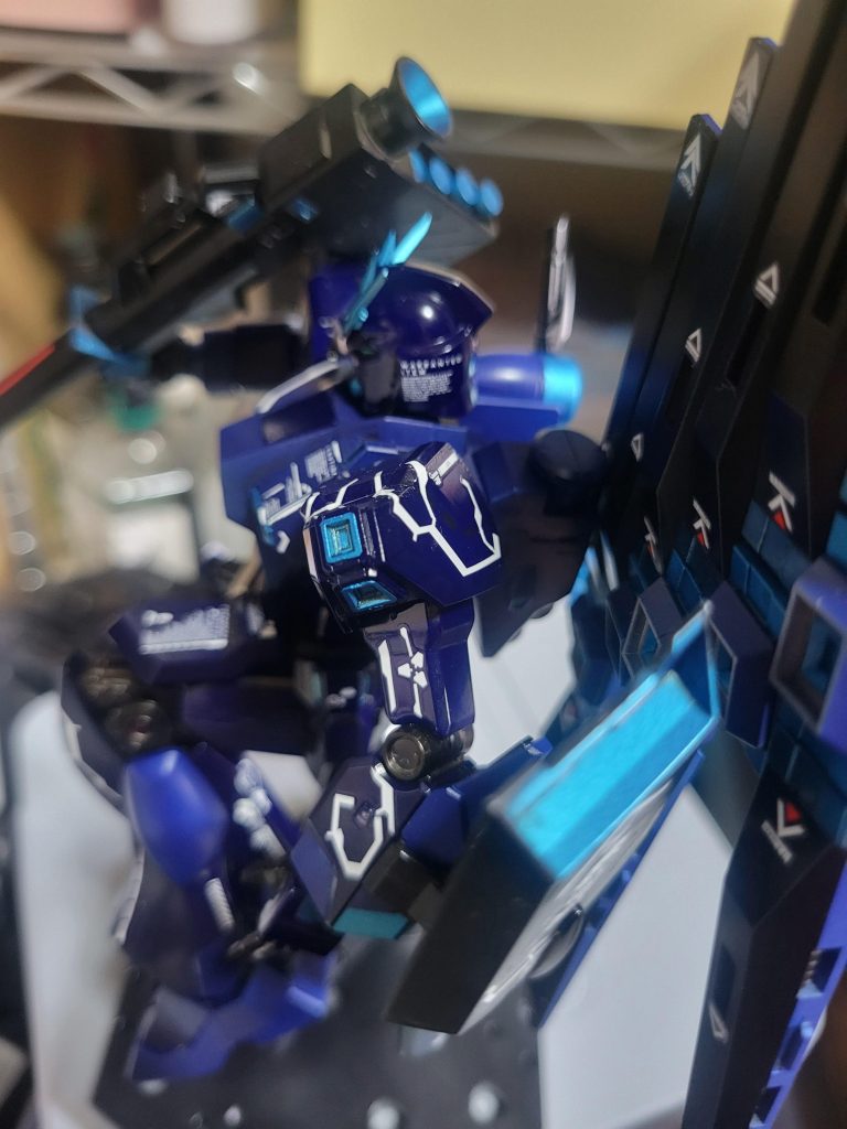 飲み込まれそうなほどの深さのある青色はまさに深海