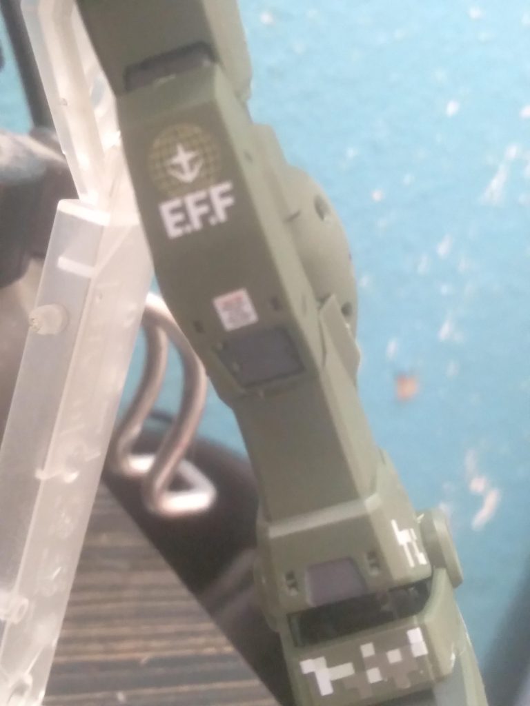 I panel lined with tamiya panel liner and brush painted in the grey areas using Tamiya German grey