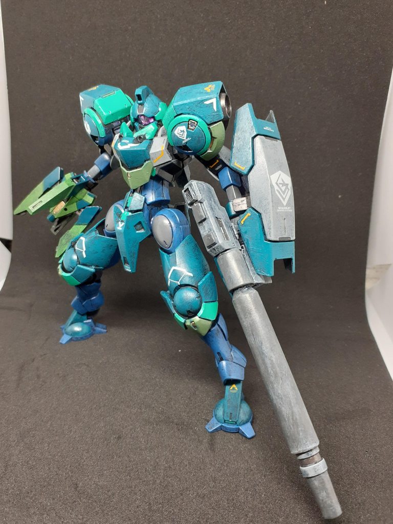 簡易版ビームブレイサーとして右手は30MMのパーツを付けています。左手にはジャンクパーツで作った長距離用ビームライフルを装備しています。