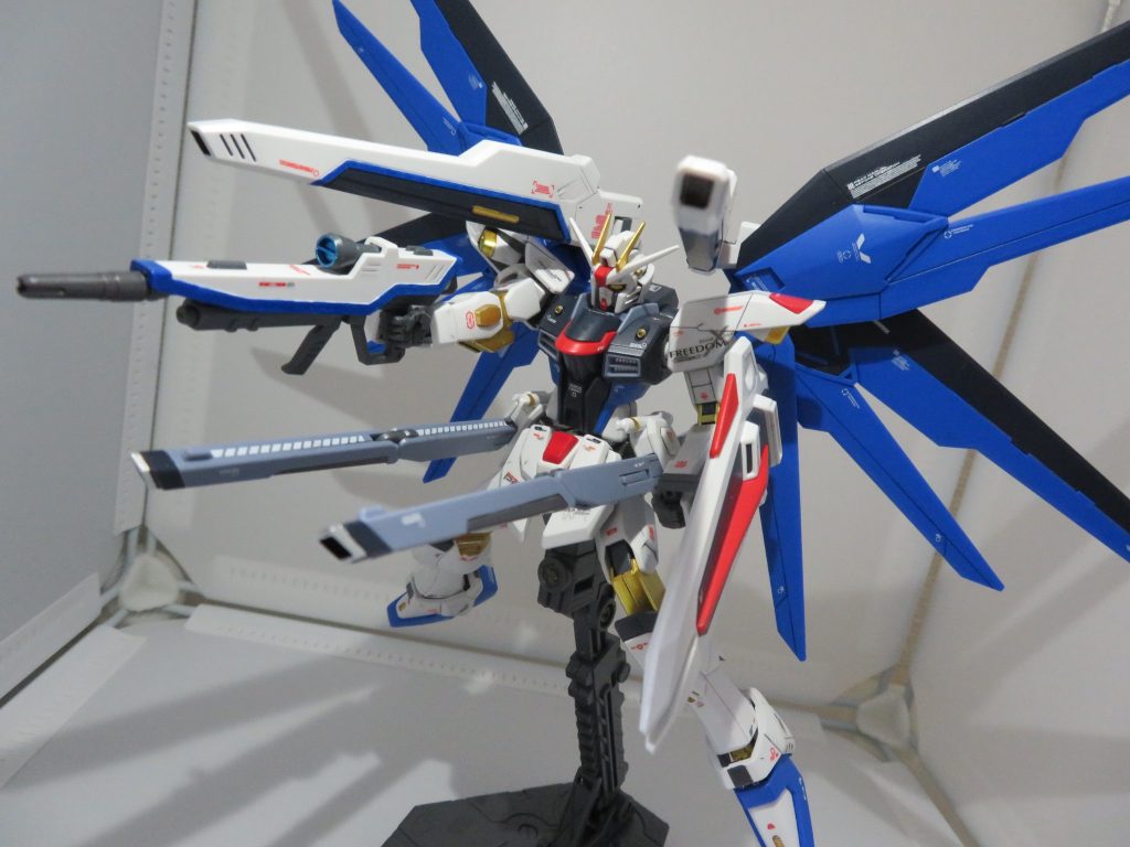 ハイマット・フルバーストこの写真を見て気づいたのですが、バラエーナの赤色のラインを、間違えて青で塗装してしまっていました…(;´д｀)