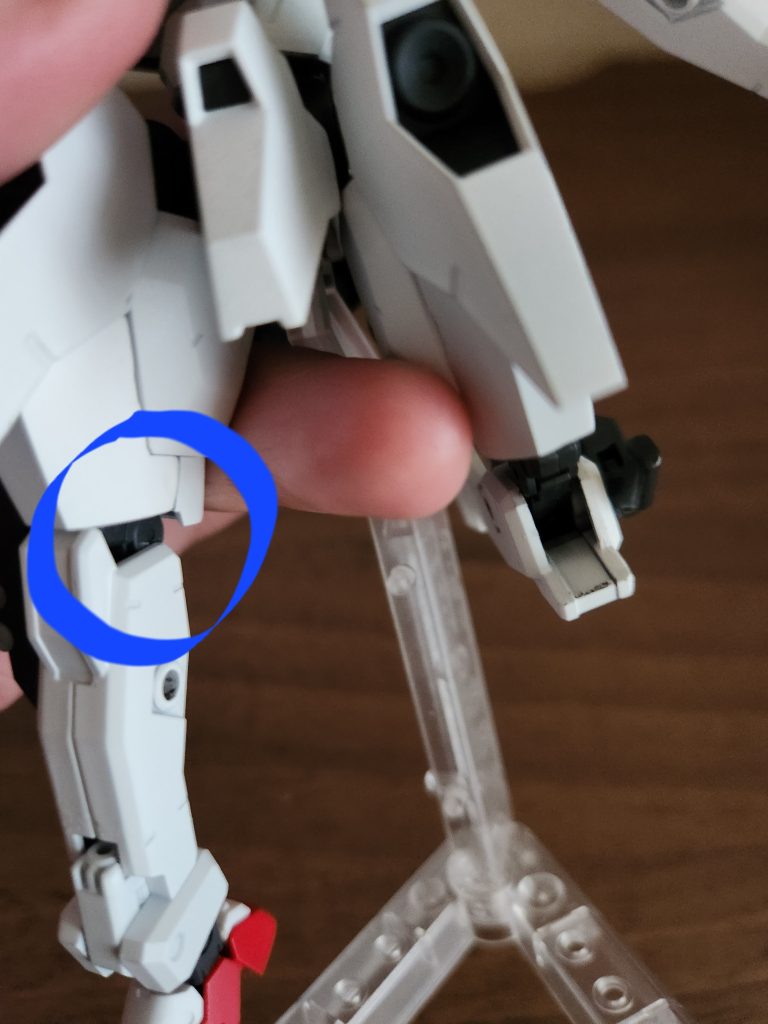 制作工程は撮影してませんorz　丸で囲んだ部分を削ってますそのままでは人間の足のように曲がらなかったので、この腕と足の間接が同じものなのがこのガンプラを作るきっかけになりました。