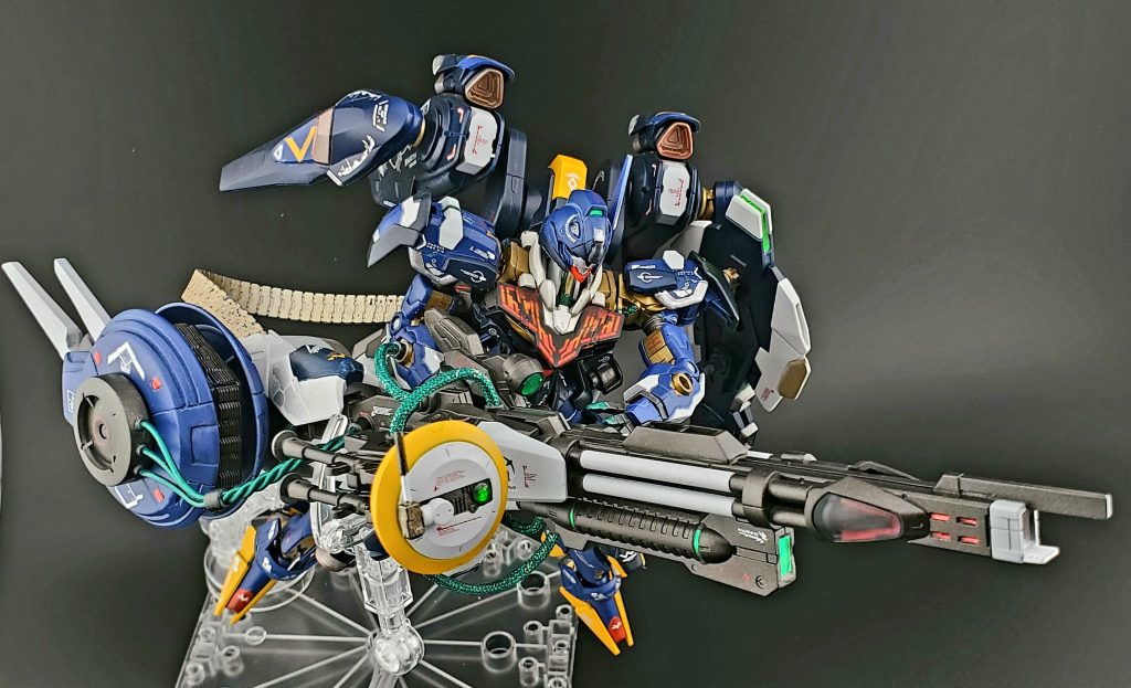 右前腕部にあるシールド等を付ける穴とランチャーとをケーブルで接続できるようにしています。分かりにくいかもしれませんが、エネルギータンクからランチャーへ繋がっているガンベルトの接続部のカバーにペギルベウの太腿の装甲を使ってます。