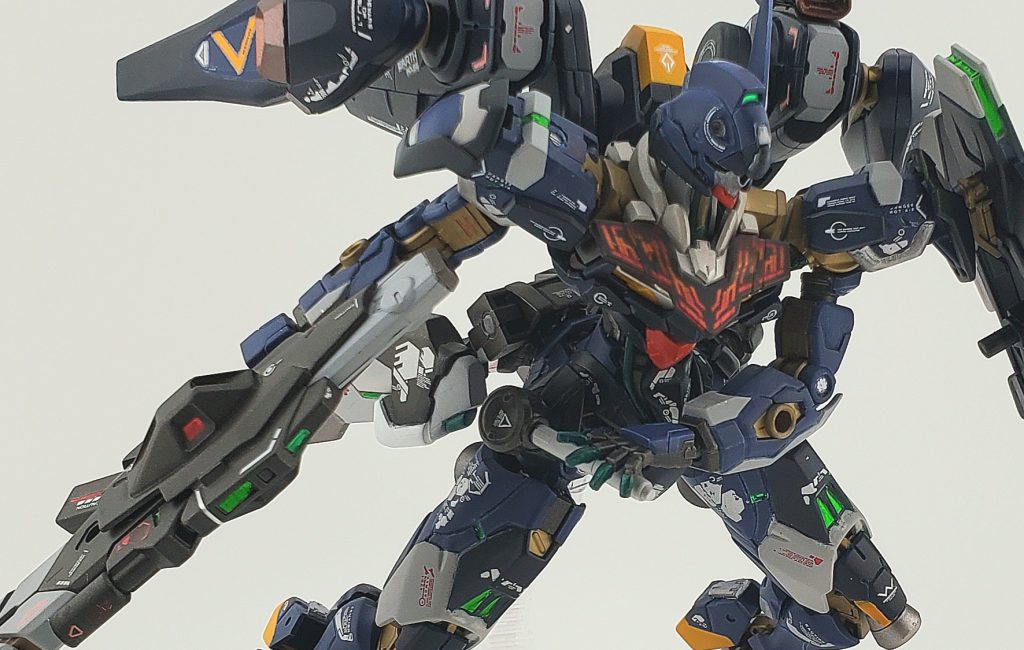 ビームサーベルを腰?もも?の横に移設しました。ちゃんと手が届いて抜刀出来るし、なかなか収まりが良いのではなかろうか。