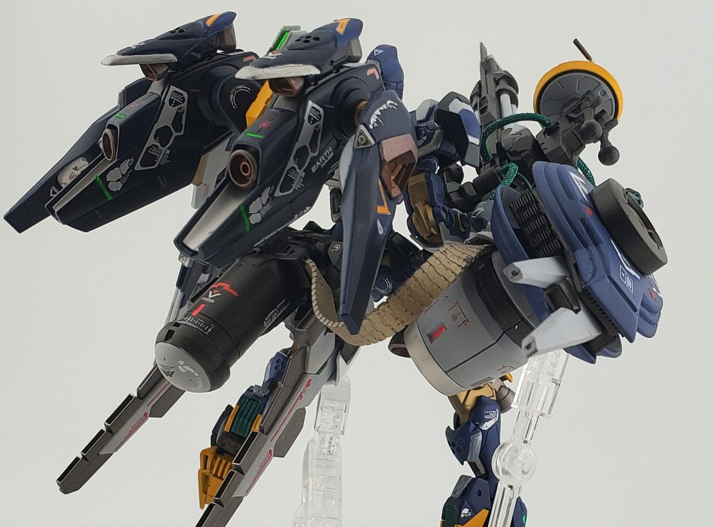 ランチャー後部のグレーの部分がジェネレーター(デミバーディングのバックパックの一部)で、横にある放熱フィンを挟んだ青い部分(ディランザ《ラウザ専用機》の肩装甲)が冷却装置になっています。腰部のエネルギータンクは『ネオジム磁石』を使って簡単に脱着出来るようにしています。