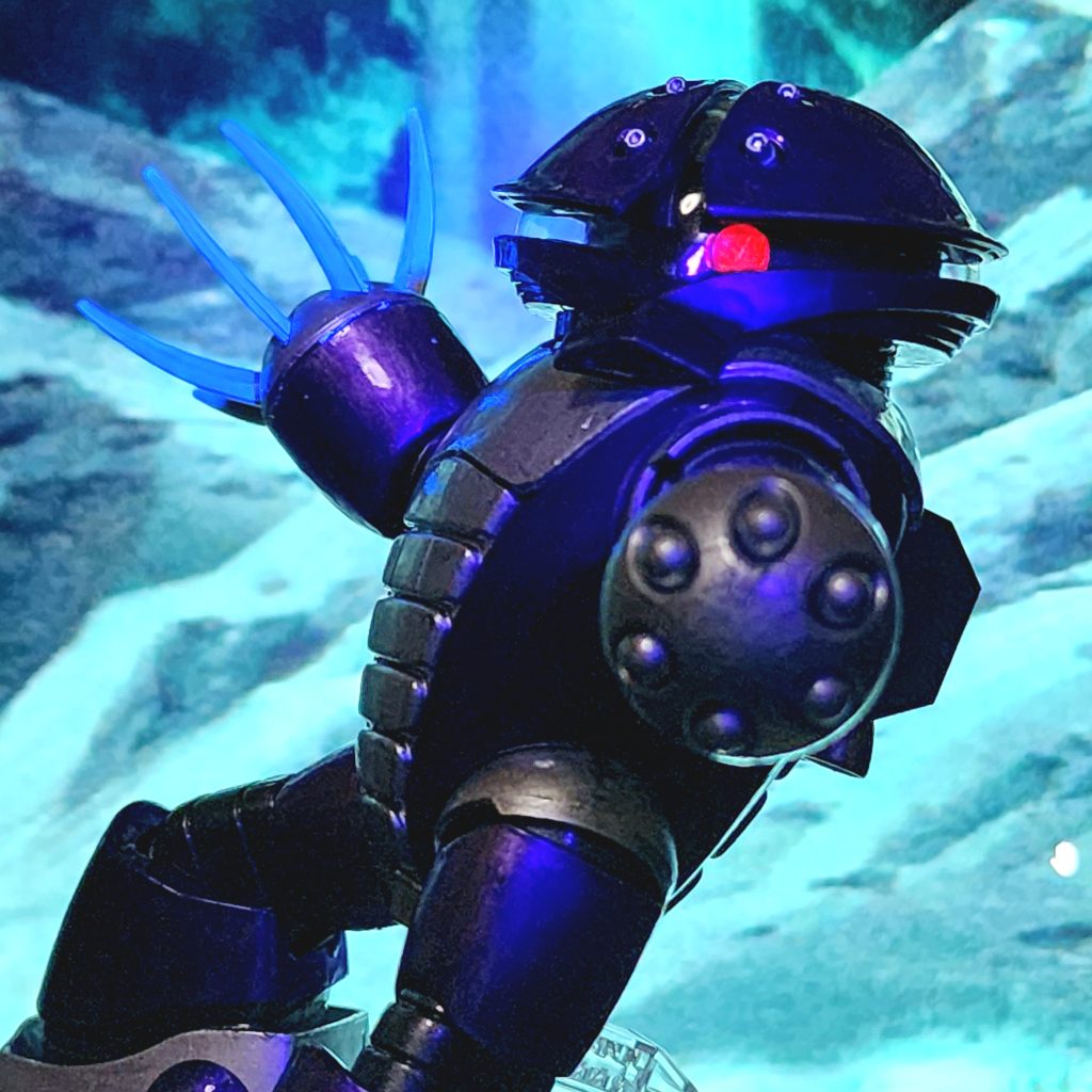 いつも通りの蛍光塗料でモノアイと爪はビコーン