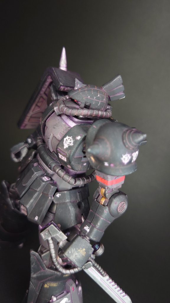 こちらのザク(高機動型ザク地上用)は元からモノアイレールのディテールが細かく入っているのがいいですね。肘の丸い部分はエッチングパーツをはめています。上手くマッチしたかなあと個人的には気に入っています😳