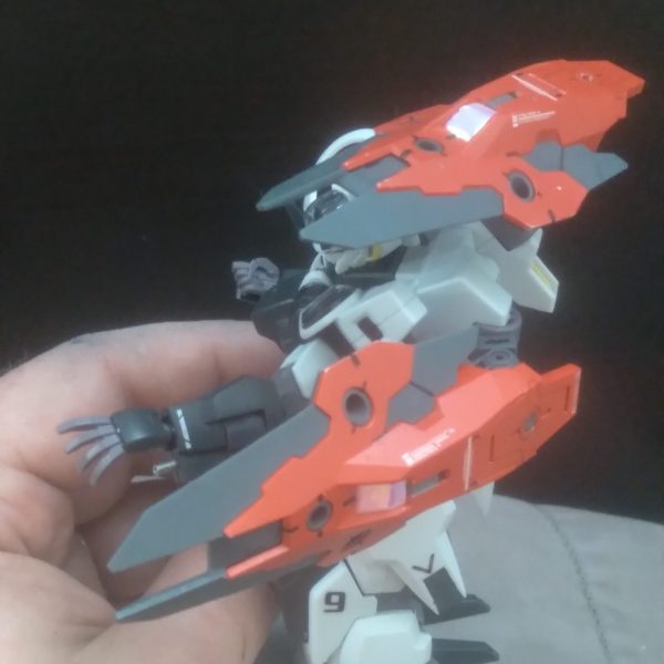 I am starting on the Schwarzette custom. I have a couple of ideas, but I wanted to get your vote from Gunsta. Which one of these setups do you think looks better? The 30mm parts or the Schwartzritter wings?  I plan to add some barrels on the 30mm parts to make them function as beam cannon drones Shuvu~arutsu~ettokasutamu hajimemashita. Ikutsu ka aidea ga aru nodesuga, gansuta kara tōhyō o itadakitai to omoimashita. Korera no settoappu no uchi dore ga yori yoku mieru to omoimasu ka? 30 Mm pātsu ka shuvu~arutsurittā tsubasa ka? 30 Mm pātsu ni hōshin o tsuika shite bīmukyanondorōn to shite kinō sa seru yoteidesu（1枚目）