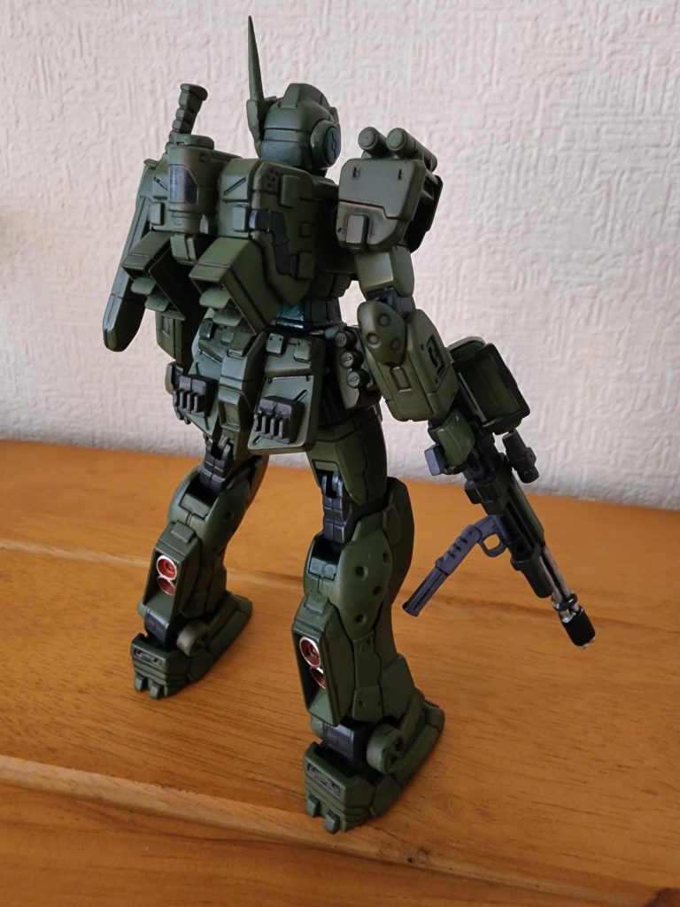 足元のバーニア部分はシルバーとシャアレッドで塗装しました