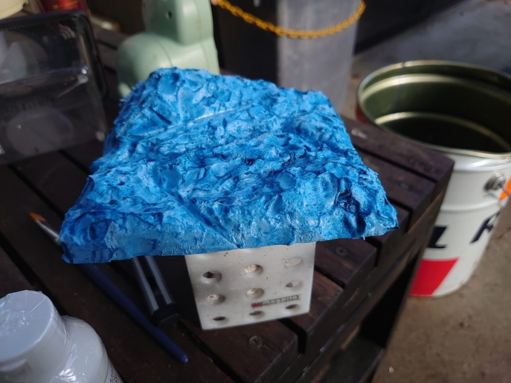 スタイロフォームはカッターやはんだごてで成形、ジェッソを塗ってアクリル絵の具で塗装しました。仕上げはドライブラシです。