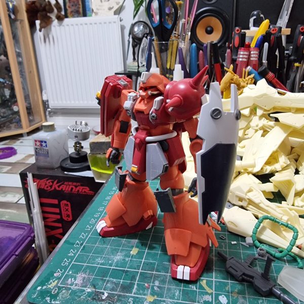 I want to realise the RX-107 Rosette from Advznce of Z in 1/144 scale. The base is HGUC kit. Here is the progress so far. I use AOZ Vol 4 for referance photo's as well as online sources.I began with the head, using parts from other AOZ kit's and brass rod. I used Dspiae plasicard to change shape of torso, and 3D printed the vents. The shield is magnetic so the amount back is held in place.Lots more work to do! （3枚目）