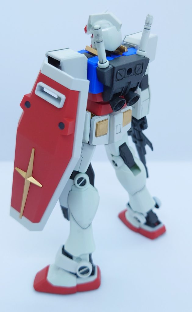 肉抜きはタミヤのエポパテで一部埋めています。バーニアは下半分が欠けていたので、切り取ってプラ板で土台を作りWaveのバーニアを接着しています。こういった加工も初めてでしたが、よくできたところも反省点も色々と。