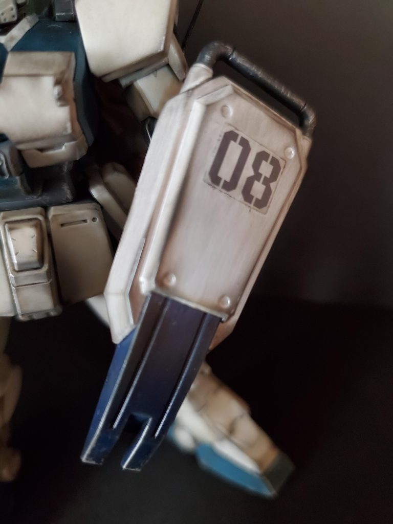 シールドや顔パーツ等をちょこちょこ筆塗りで部分塗装