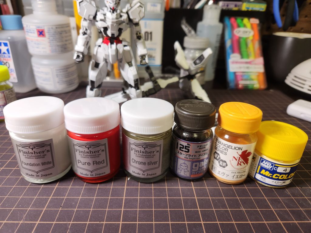 使用した塗料。今回はエアリアルと色が被っても面白くないなと思ったのでフィニッシャーズの塗料中心に塗装しました。