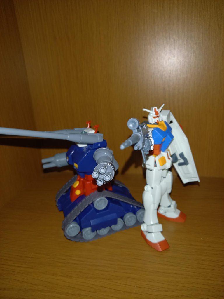 そしてポーズ!最初は単体にしようと考えたんですがこれはガンダムと合わせたらかっこいいのではと!思いつたのでやって見たら凄くカッコイイ!でもなんかガンダムが目立ってるような……?(撮り方下手、!