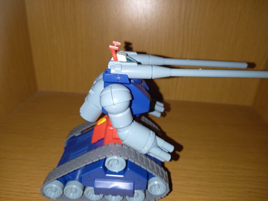 横向きのガンタンク!キャタピラのタイヤ?の部分が折れてしまい、、どうしようと悩み開発途中見たいな感じにしようか戦場で戦った感をだそうか悩んだんですがせっかくだから素のガンタンク作ればって言われたので頑張ってくっつけました、完成して目立たなかったので嬉し!