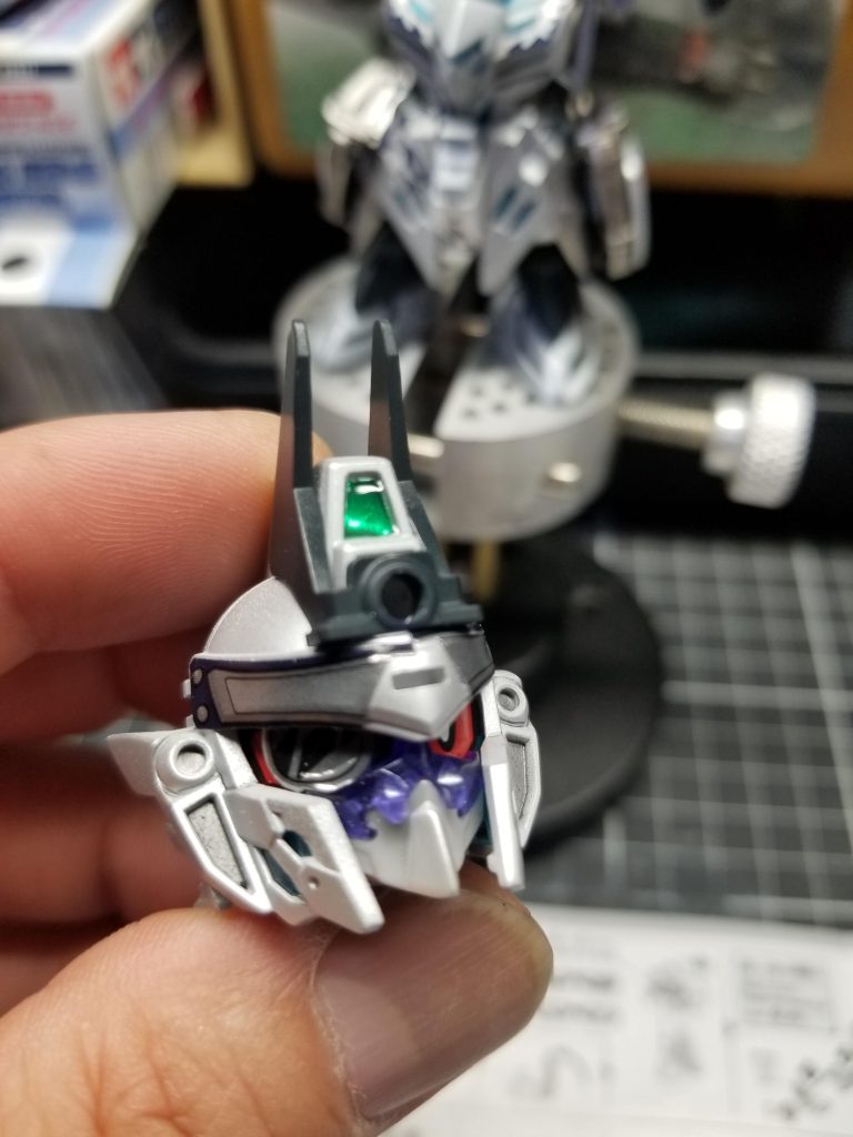 ヘッド部メインカメラはシールの後にUVレジン処理をしていい感じの艶やかさに👍でも…アンテナパーツ付けたらほぼ見えなくなりました🤣