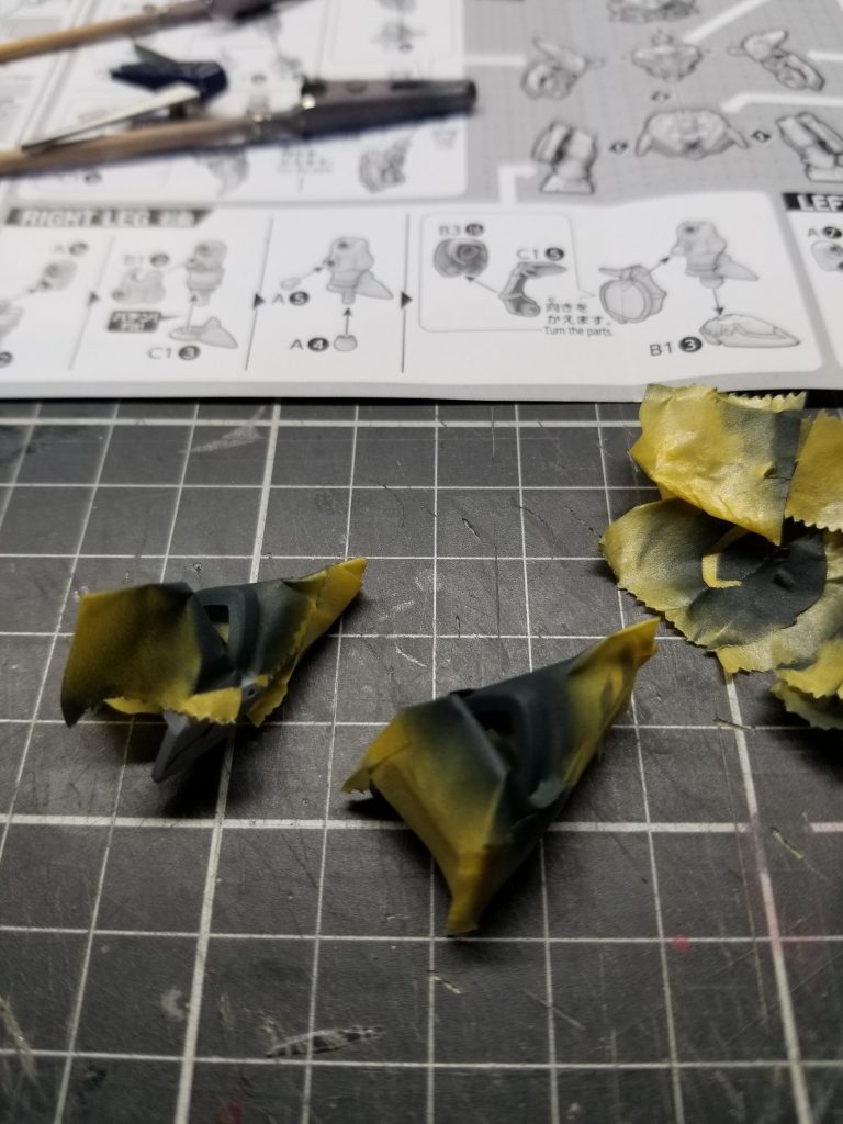 こちらはマスキングの一部。てか、めちゃくちゃ塗り分けがあるんですょ❗恐るべしSDキット(笑)あと3ヵ所くらいマスキングってところで…やめました(笑)SDキットを完璧に塗り分けしてる人、ホント尊敬ですっ✨