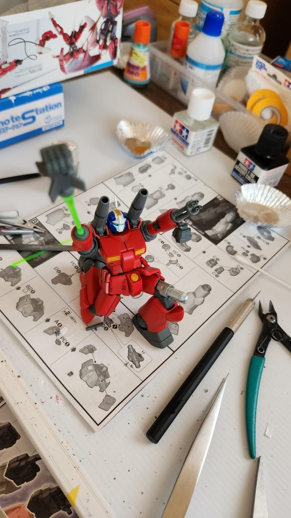 昔のアニメみたいにどこに収納されているのかわからないような武器も付けてみました。