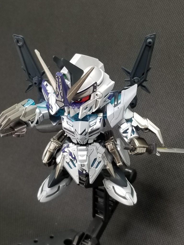 でもまぁ一応全塗装なんです。クリアパーツはすべてクリアーシルバーを吹いてオモチャっぽさを無くしました。でも…蛍光クリアー吹くの忘れてしまいました😱