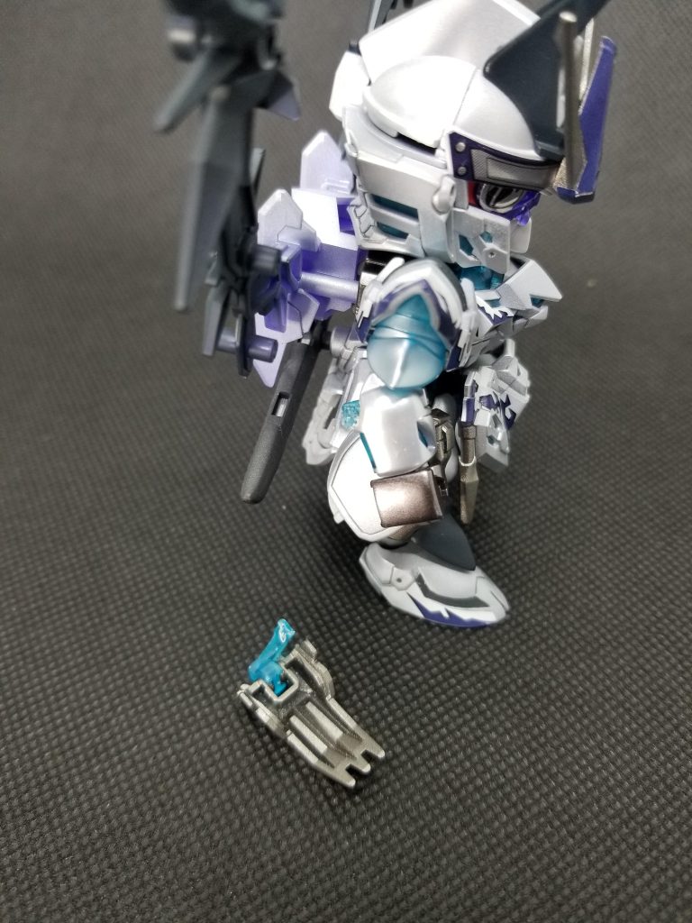 悲報…ポーズ変えをしようと思ったら…😢やってしまいました😭クリアパーツだから真鍮線も使えないし、そもそも小さ過ぎるし…でも何とか瞬着とレジンで修復出来ました😅