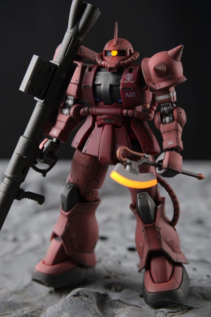 全身図。目と斧には蛍光塗料を塗りました。武器や関節など、グレーの部分は金属色に塗っています。全体にやさしくグレーでウォッシングしてます。濃い目の成形色がさらに落ち着いたトーンになりました。デカールが付属のマーキングシールなので、フチが若干目立つかも・・。